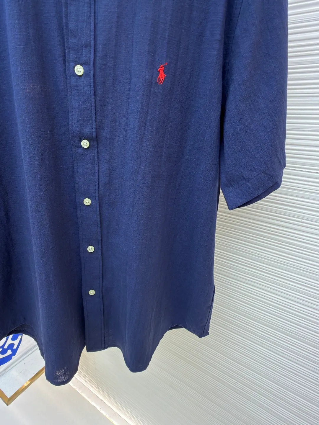 Ralph Lauren logo embroidered short-sleeved shirt ●Original version: Purchased and developed at 1590 ●Item number: 1682558-A20 ●Material: Linen cotton plain fabric ●Technology: Side-turned embedded stitching ●Color: Navy blue ●Version: Fitted version ●Weight: about 180 grams ●Size: S-M-L-XL ●Description: Selected high-quality linen cotton plain fabric with natural texture and breathability, tight and smooth Comfortable and close to the skin. Elegantly presented with a touch of deep black. The iconic red pony embroidery is like a smart musical note dancing on the black canvas. Simple but highly recognizable. The clever design of the outer I-shaped pleated split back yoke adds a sense of agility and elegance. The minimalist shape contains the soul of fashion. Imported machine embroidery technology is used. Advanced computer control systems and sophisticated mechanical components are used to achieve the iconic pony embroidery operation with high precision. The lines are smooth and delicate, using the side-turning and embedded stitching process. It is smooth and tidy. The whole fabric has been carefully washed. It has a better hand feel and texture. It is not easy to deform, shrink or fade, and maintains long-term beauty. The overall wiring is straight and delicate, the fabric is comfortable and soft, and the color is consistent without color difference. It can be matched with the same style to create a fashionable look and control various occasions. Customized accessories, complete with three standards, same style for men and women!